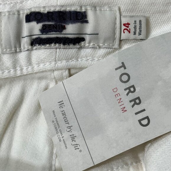 Torrid White Denim Shorts Lace Up Pockets Women’s 24 - Picture 7 of 9
